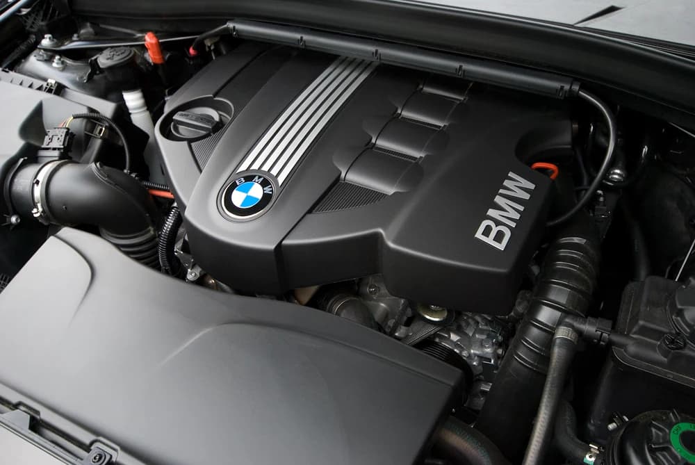 Compartiment motor cu BMW N47D20, ilustrat cu capacul superior montat