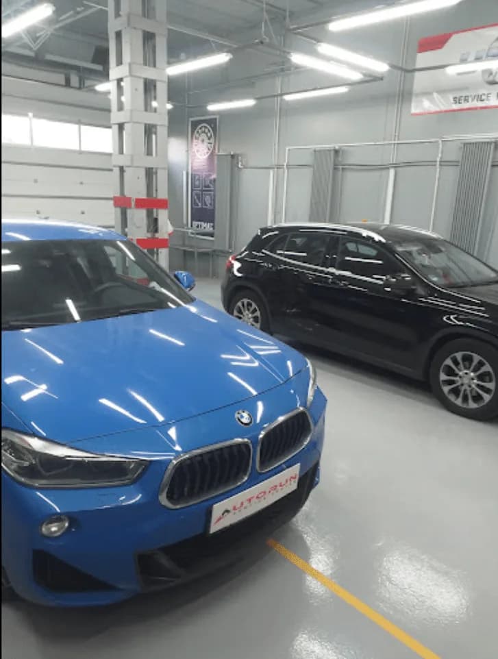 Mașini în atelierul AutoRun Service Center din Sector 3
